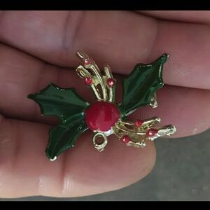 1970s Vintage Christmas Holly Gold Tone Enamel Brooch Pin
